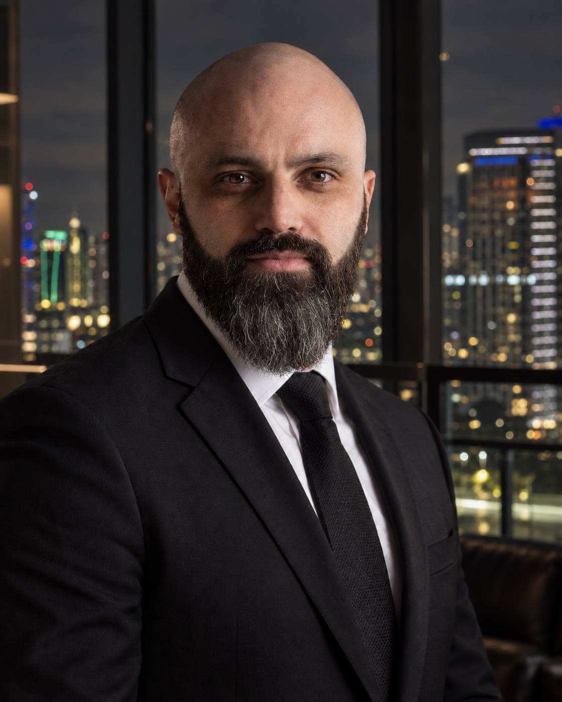 Retrato de Gustavo Arazin, fundador da ΛＲＺＮ Consulting